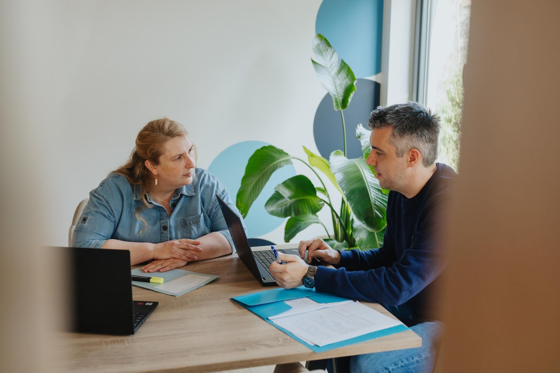 Persoonlijk adviesgesprek over subsidiebeheer voor non-profitorganisatie aan vergadertafel