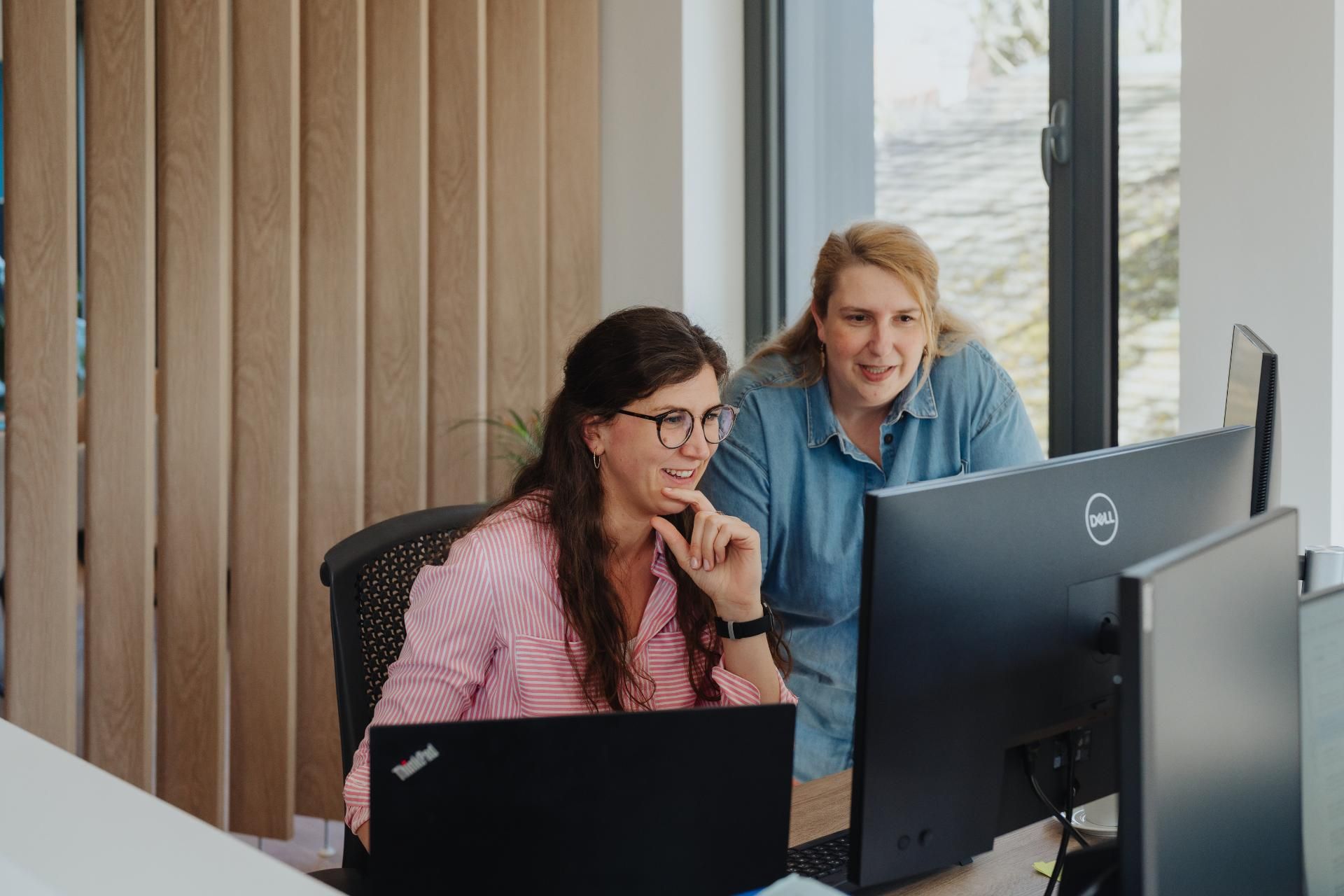 Collega’s werken samen aan correcte btw-aangifte in modern kantoor