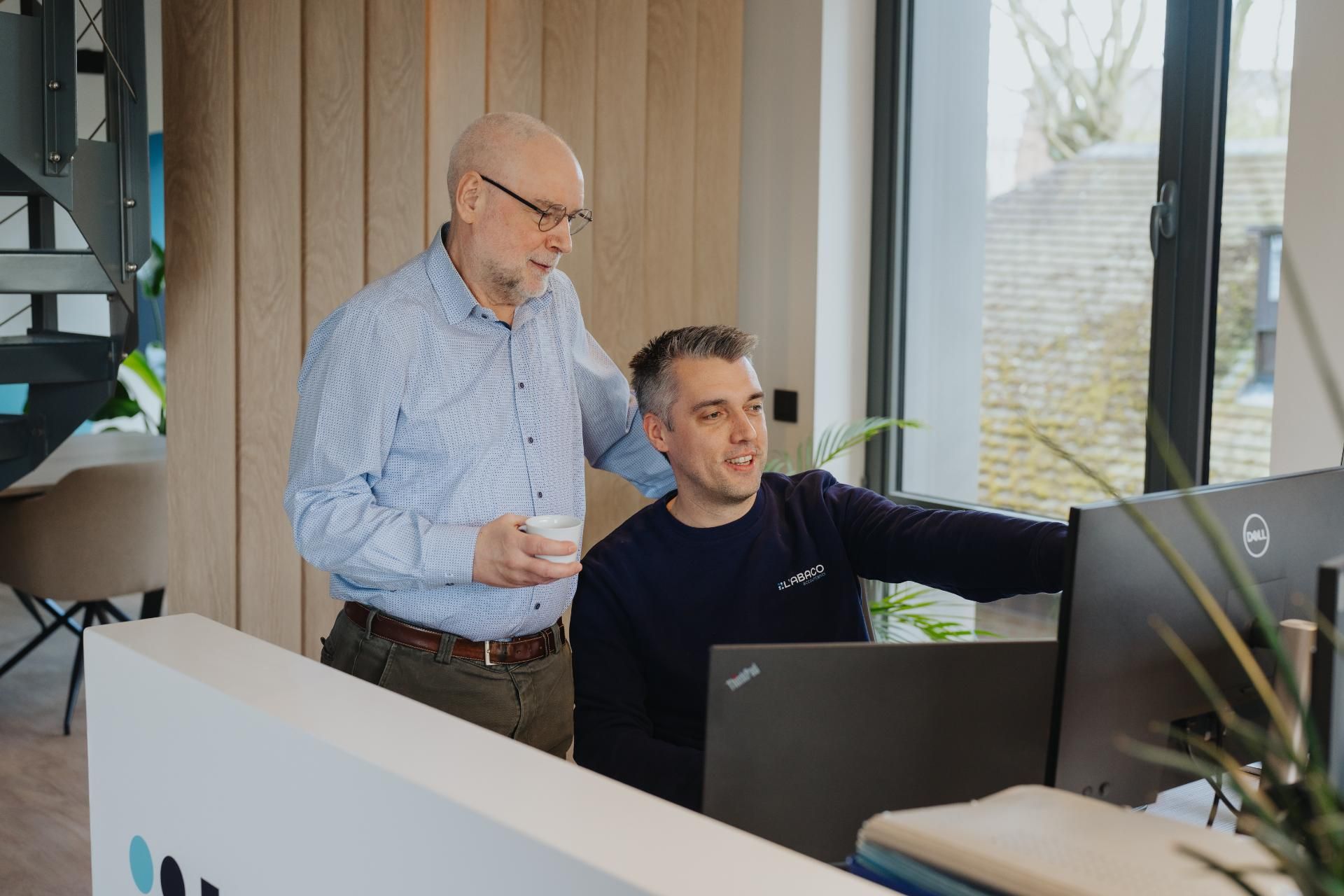 Collega’s bespreken boekhoudkundig advies voor non-profitorganisaties aan bureau