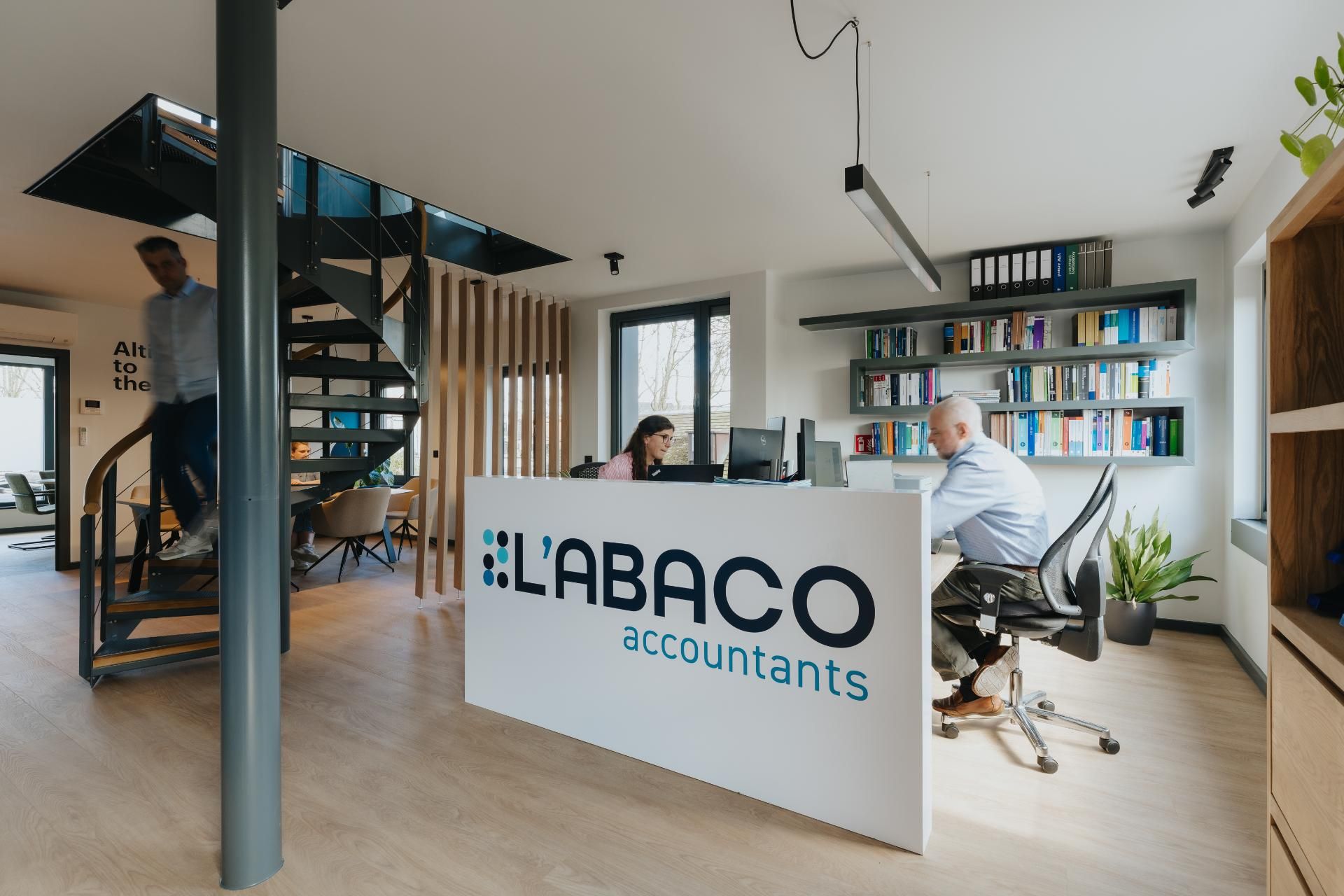 Moderne accountantskantooromgeving met focus op compliance en automatisering
