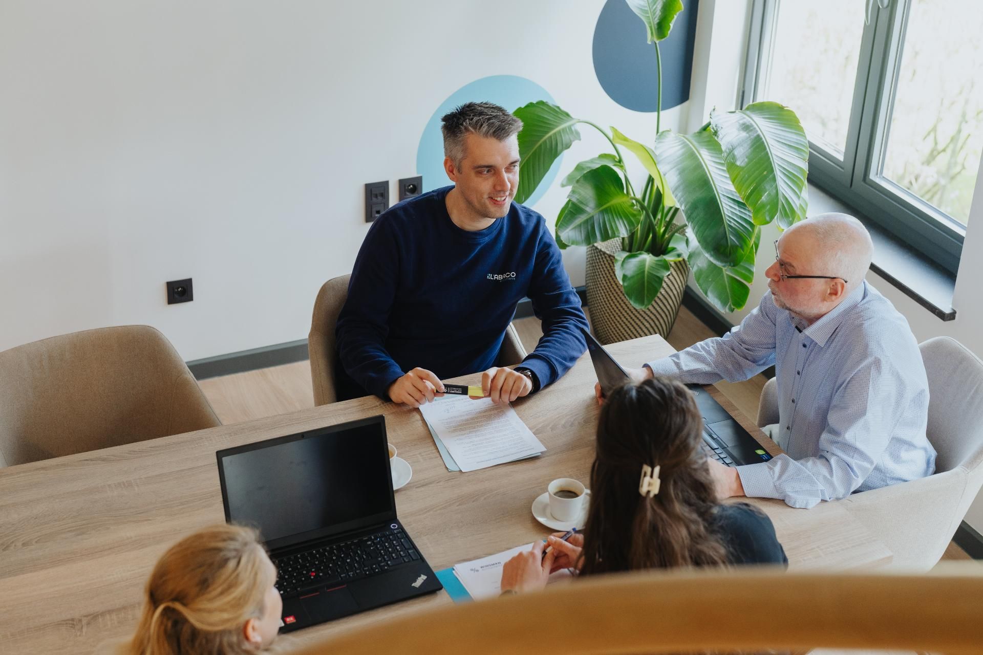 Overleg over financiële ondersteuning in de profitsector met team aan vergadertafel